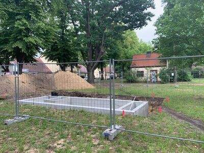 Im Juni 2020 war auf dem Dorfanger das Fundament ausgehoben worden - der Protest wuchs rasch.